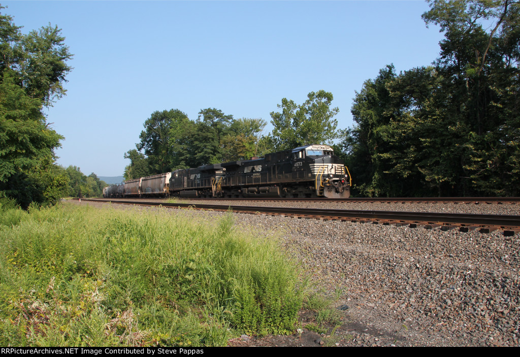 NS 4573 on the point of train 12G at Milepost 116